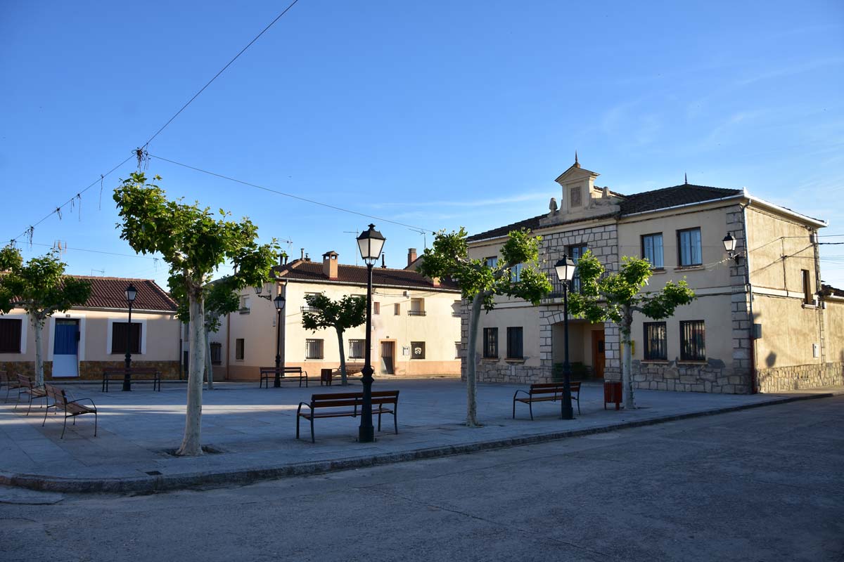 Plaza y Ayuntamiento del municipio segoviano de Añe.