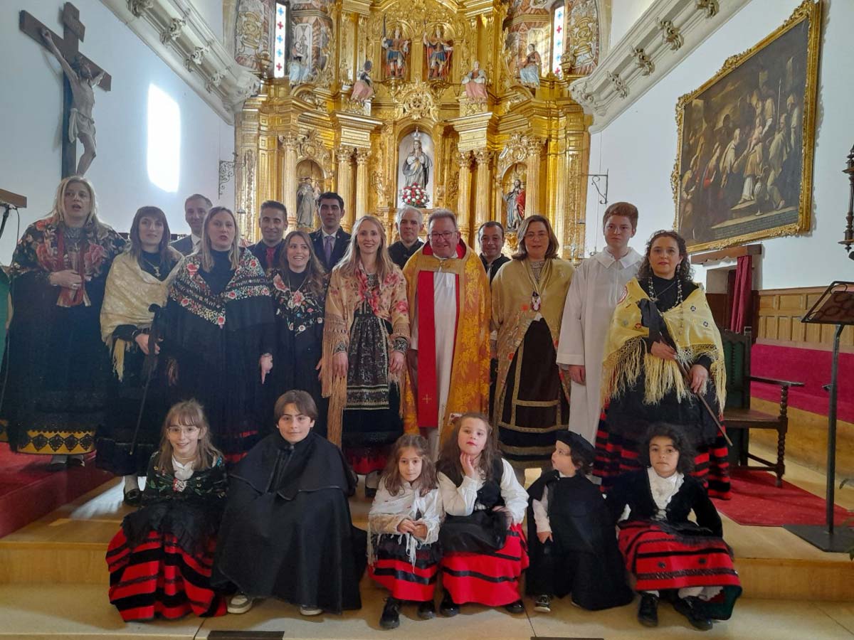 Mayordomos, aguederas, el sacerdote y el monaguillo de Cantimpalos.