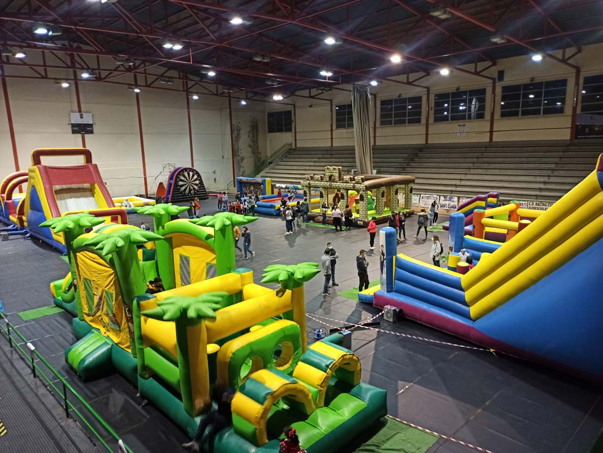 Hinchables en el Pabellón durante los Carnavales.