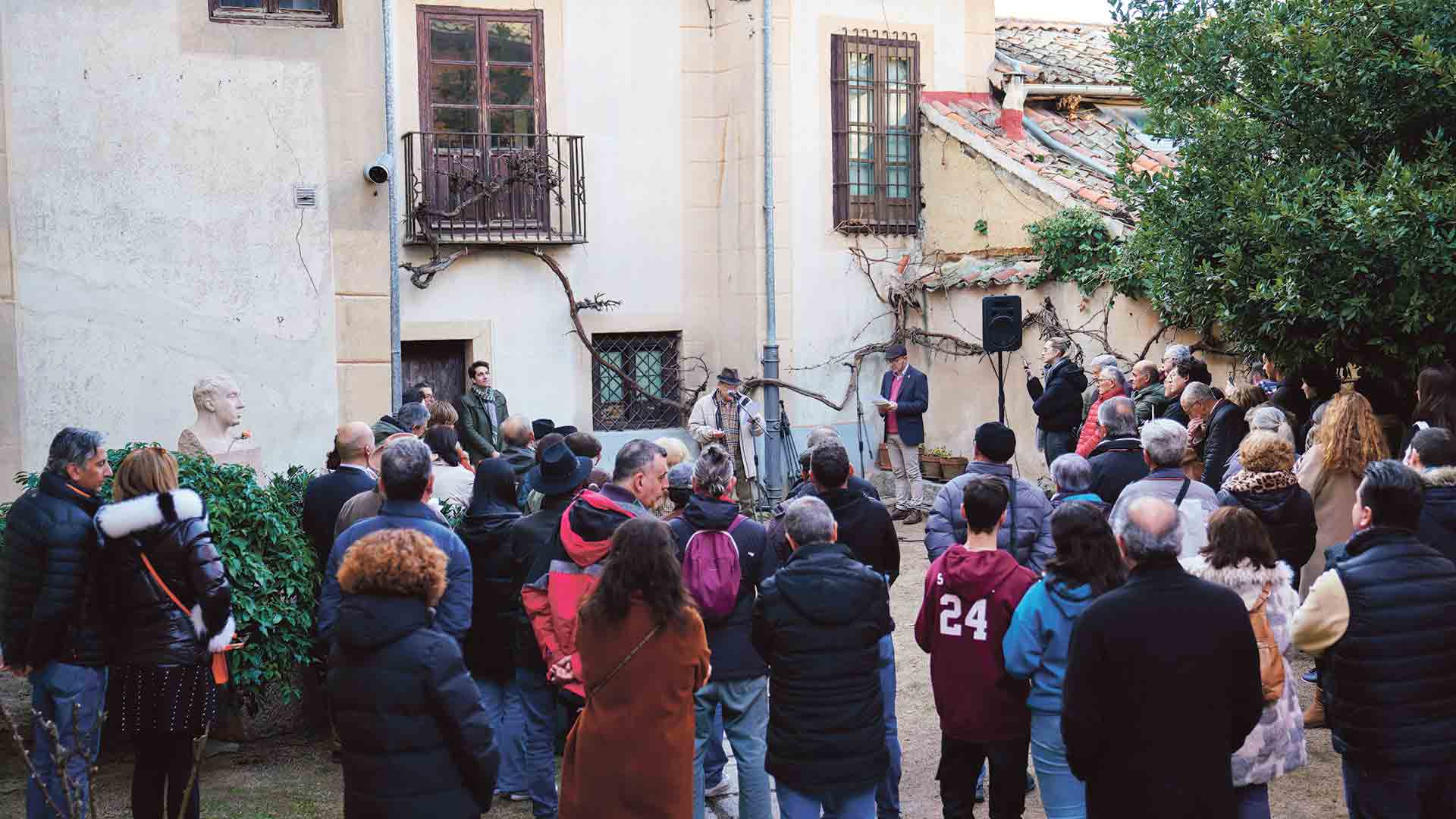 Varios segovianos se sumaron al acto de homenaje en la casa-museo donde vivió el poeta. / Miguel Ángel Fernández