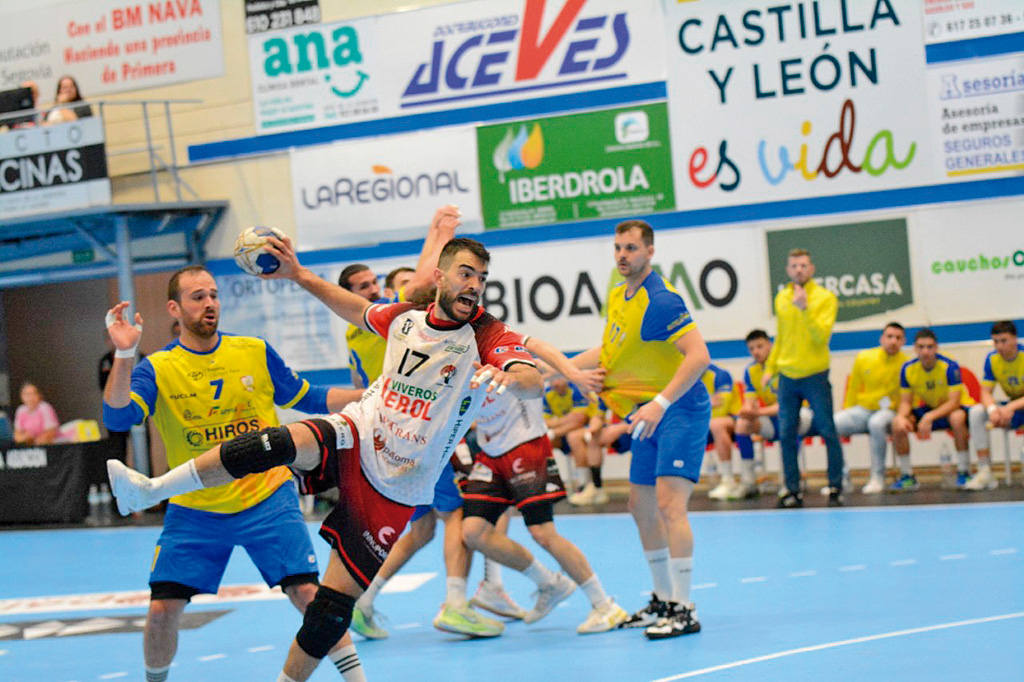 Gonzalo Carró recibe la bola en los seis metros y se dispone a lanzar hacia el marco rival. / AMADOR MARUGÁN