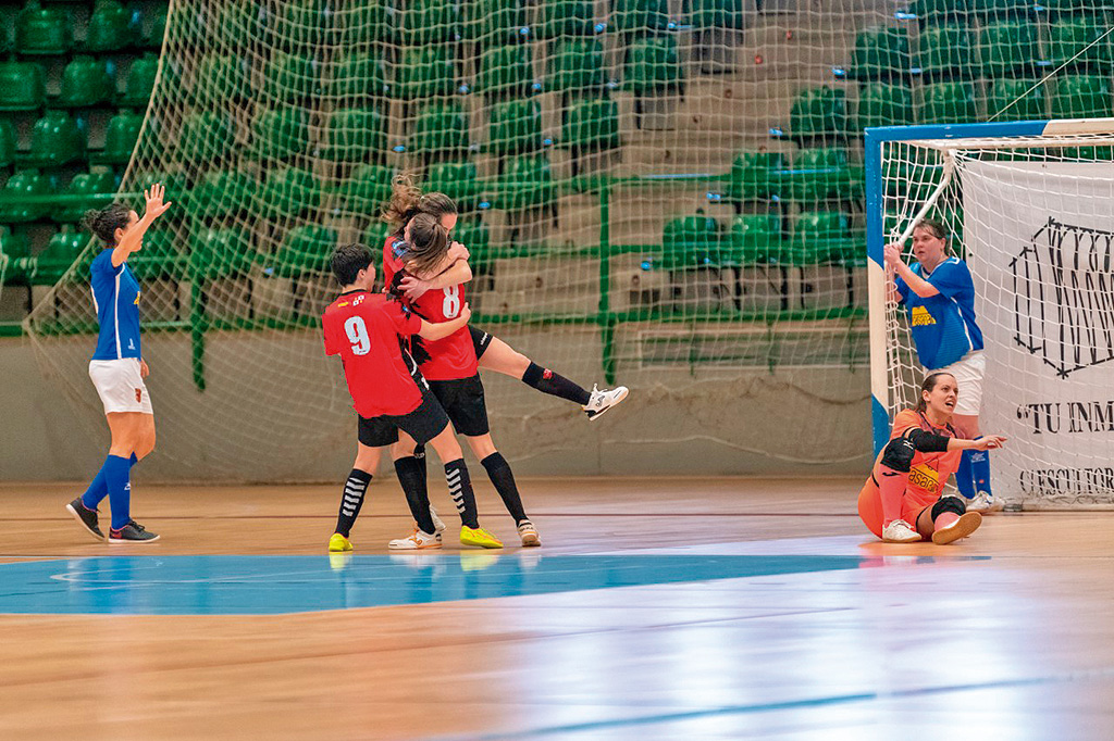 Las jugadoras del Segosala celebran el segundo tanto./ LUIS HORCAJADA