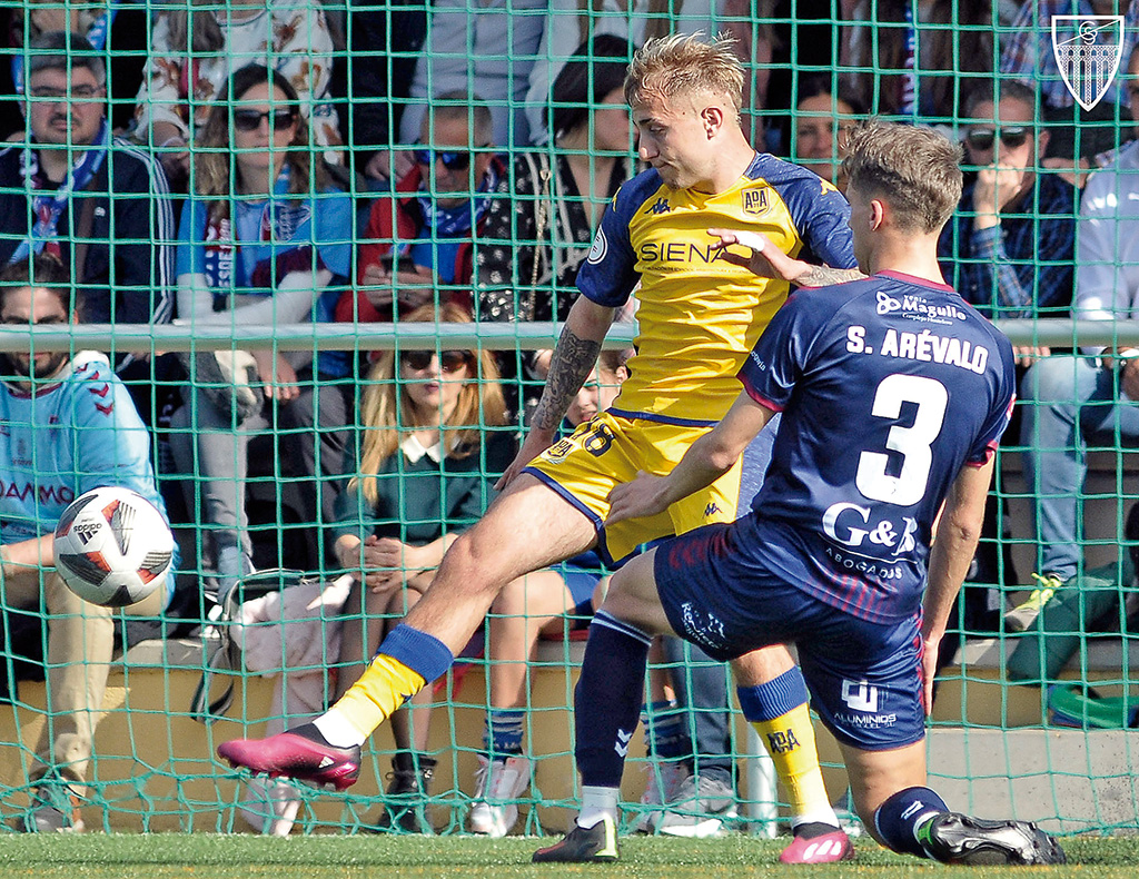Sergio Arévalo defiende la posición ante un jugador del Alcorcón B./ JUAN MARTÍN-G. SEGOVIANA