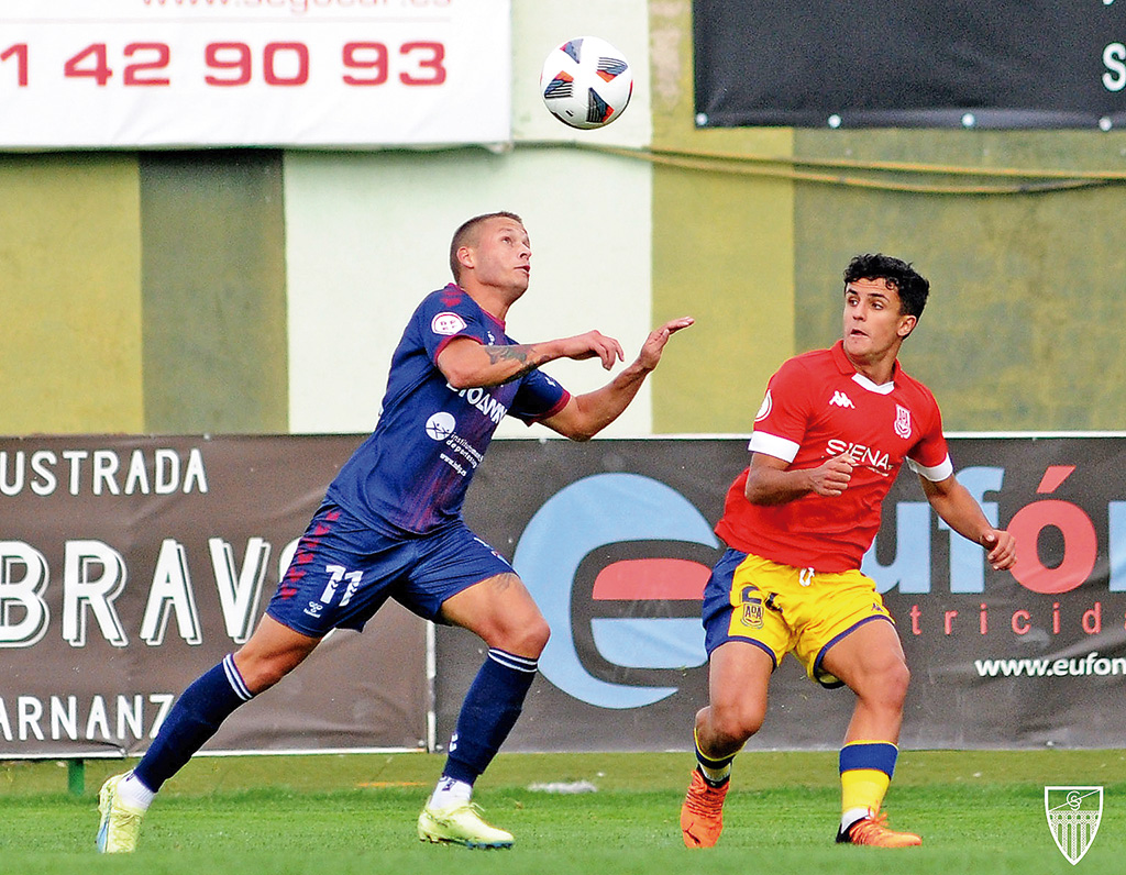 Borao intenta llevarse el balón con la cabeza en el partido frente al Alcorcón B./ JUAN MARTÍN-G. SEGOVIANA