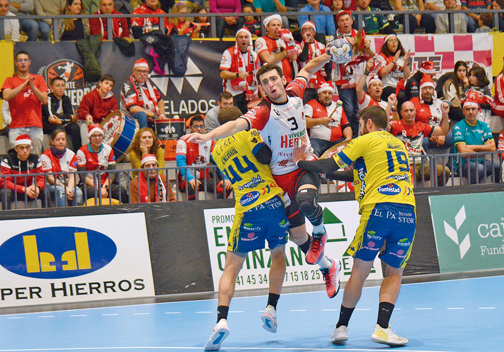 Andrés Moyano logra lanzar entre dos rivales./ AMADOR MARUGÁN