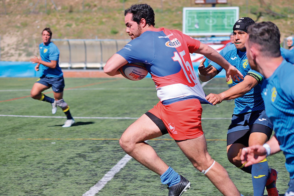 El jugador de los Lobos supera a sus rivales./ RAC LOBOS