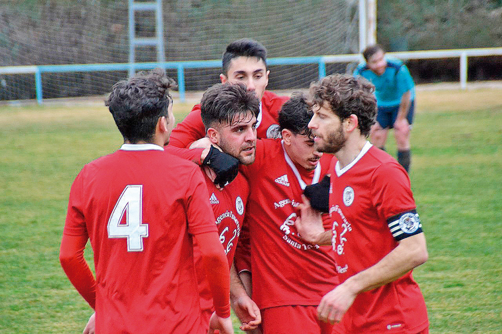 Los jugadores cuellaranos celebran uno de los goles conseguidos en El Hospital./ SARAHI QUEVEDO
