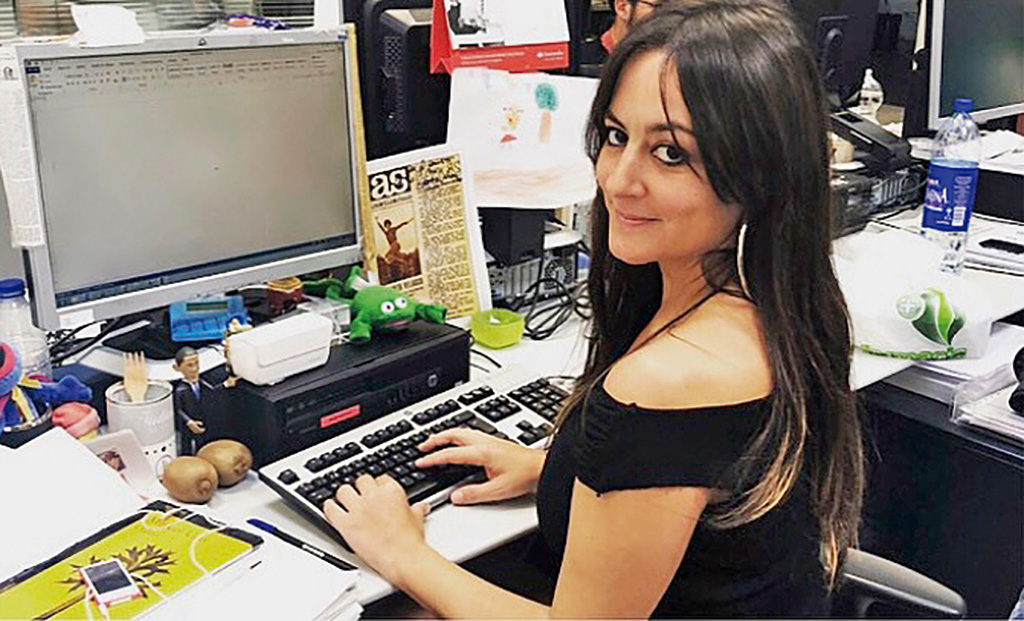 La periodista leonesa, Patricia Cazón, en la redacción del diario AS./ E.A.