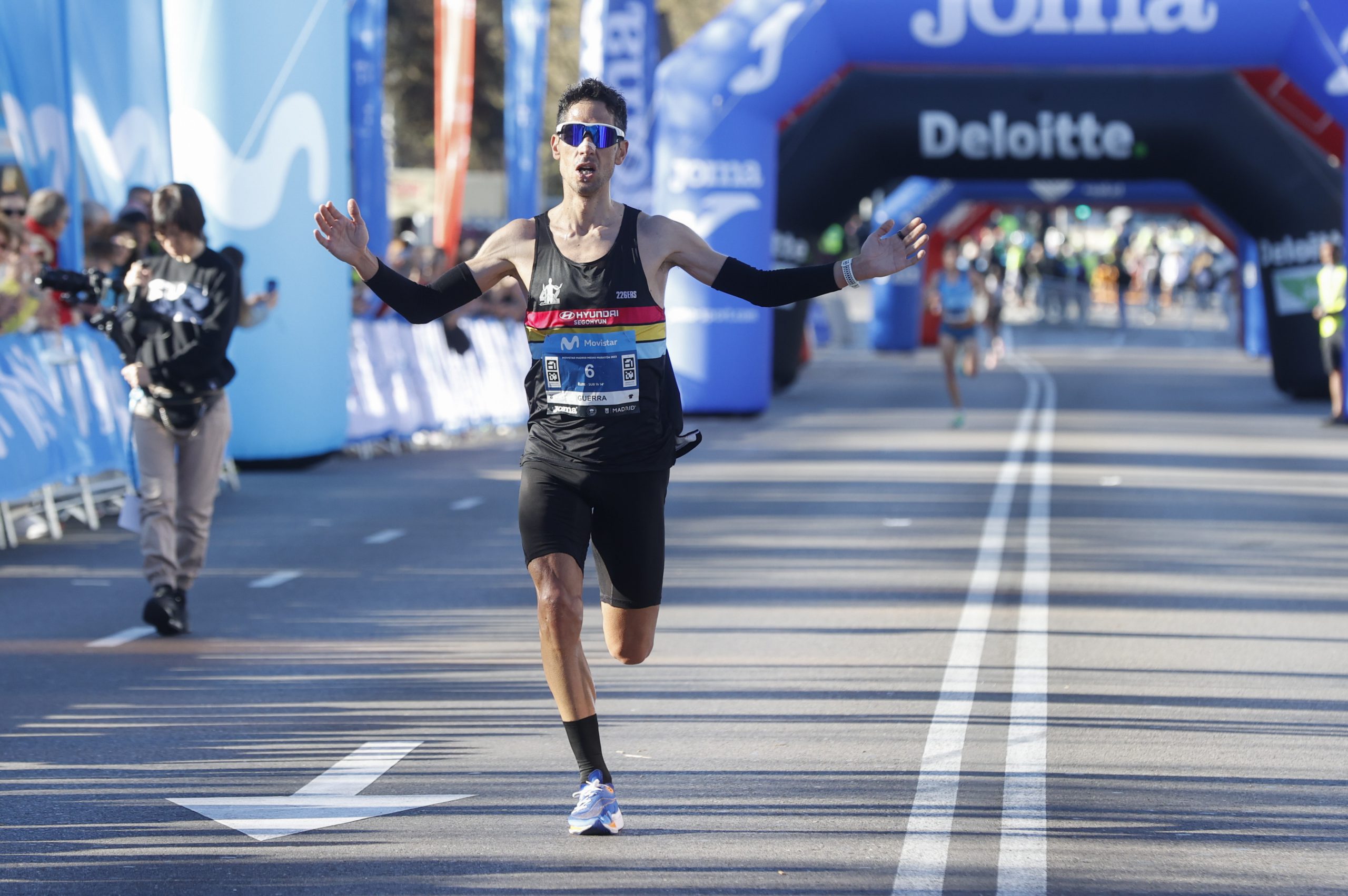 Javier Guerra cruza la línea de meta para convertirse en el primer español en acabar el Medio Maratón de Madrid este domingo.  EFE/ Juan Carlos Hidalgo
