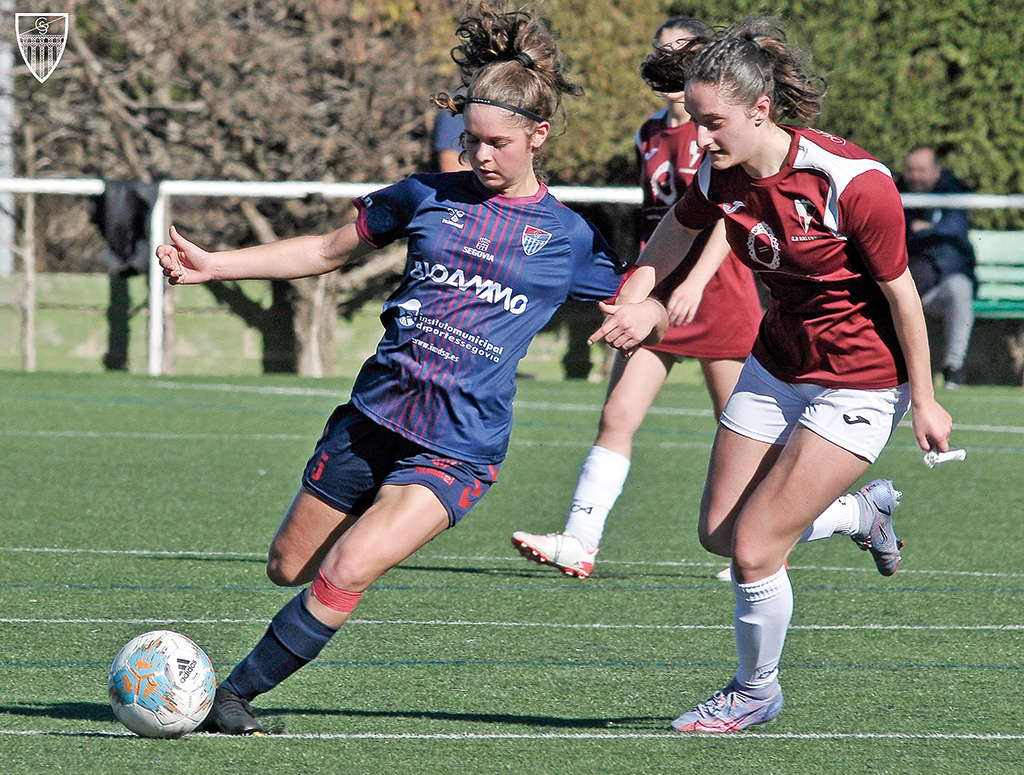 Un momento del encuentro disputado en el Chocolate./ JUAN MARTÍN-G. SEGOVIANA