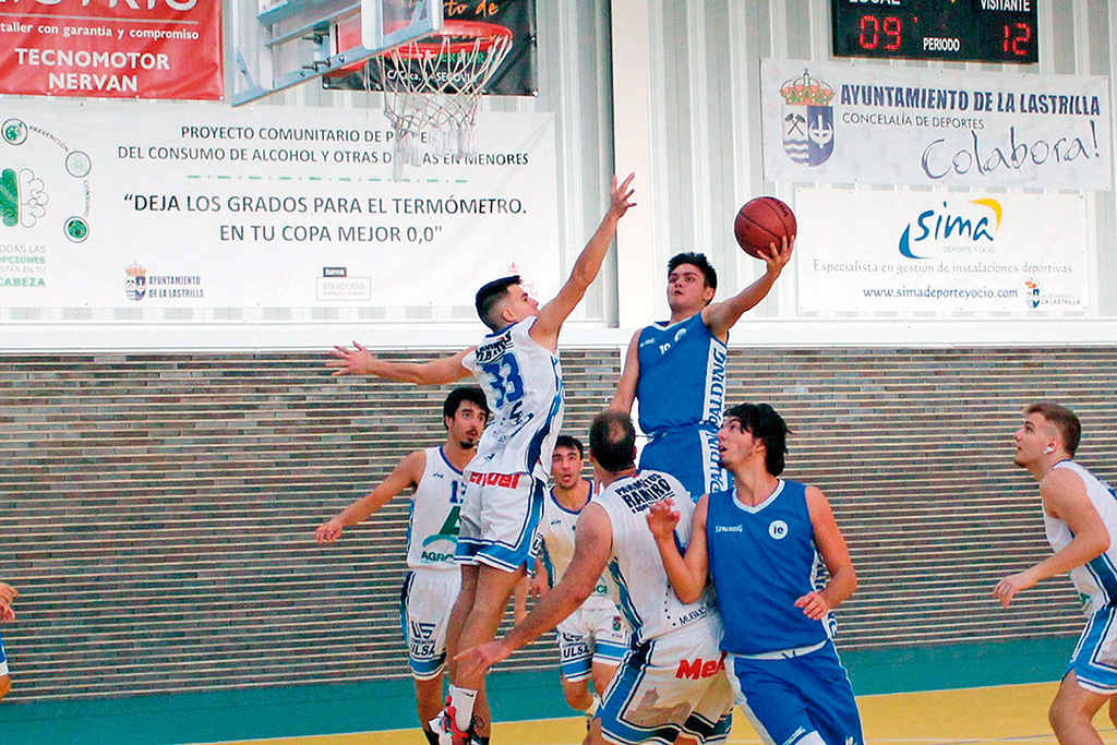 El jugador del Ie University se eleva buscando la canasta./ M. MARTÍN