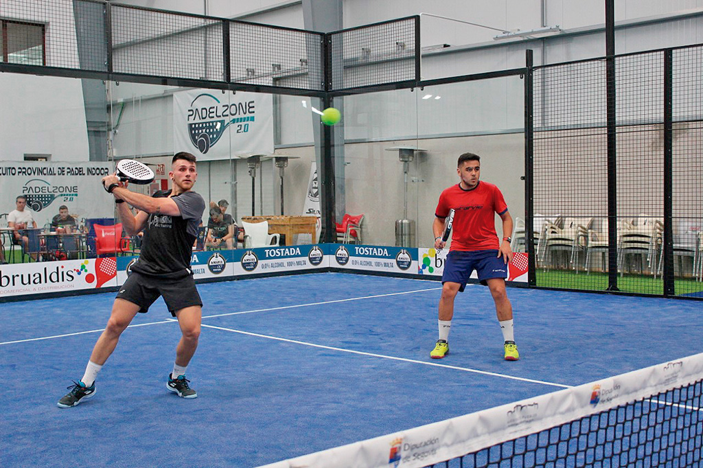 Uno de los jugadores, voleando de revés./ DIPUTACIÓN