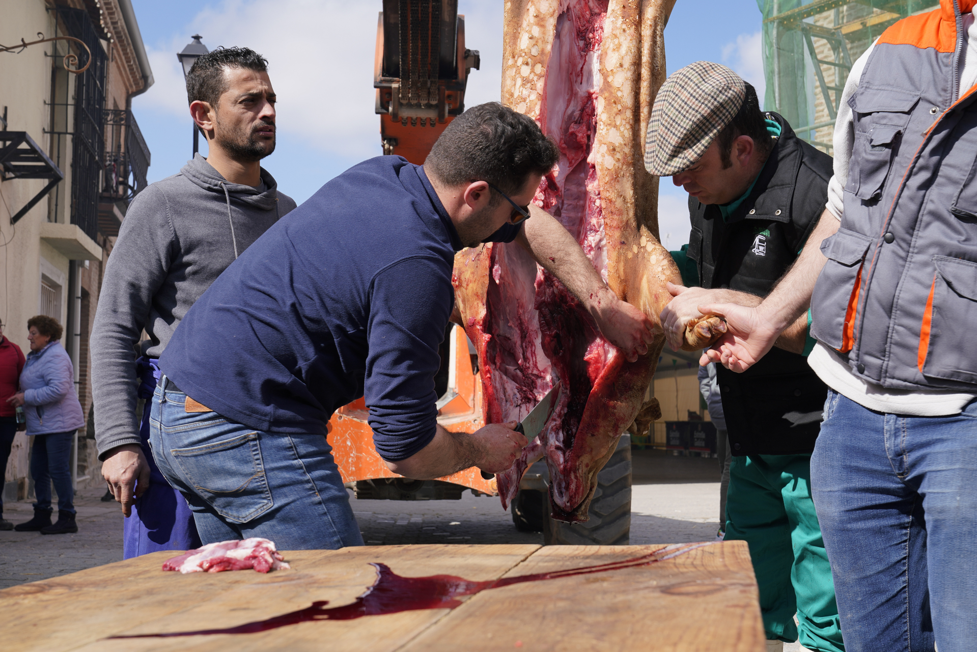 Los matanceros “destazaron” al marrano antes de la degustación de las viandas. / Miguel Ángel Fernández