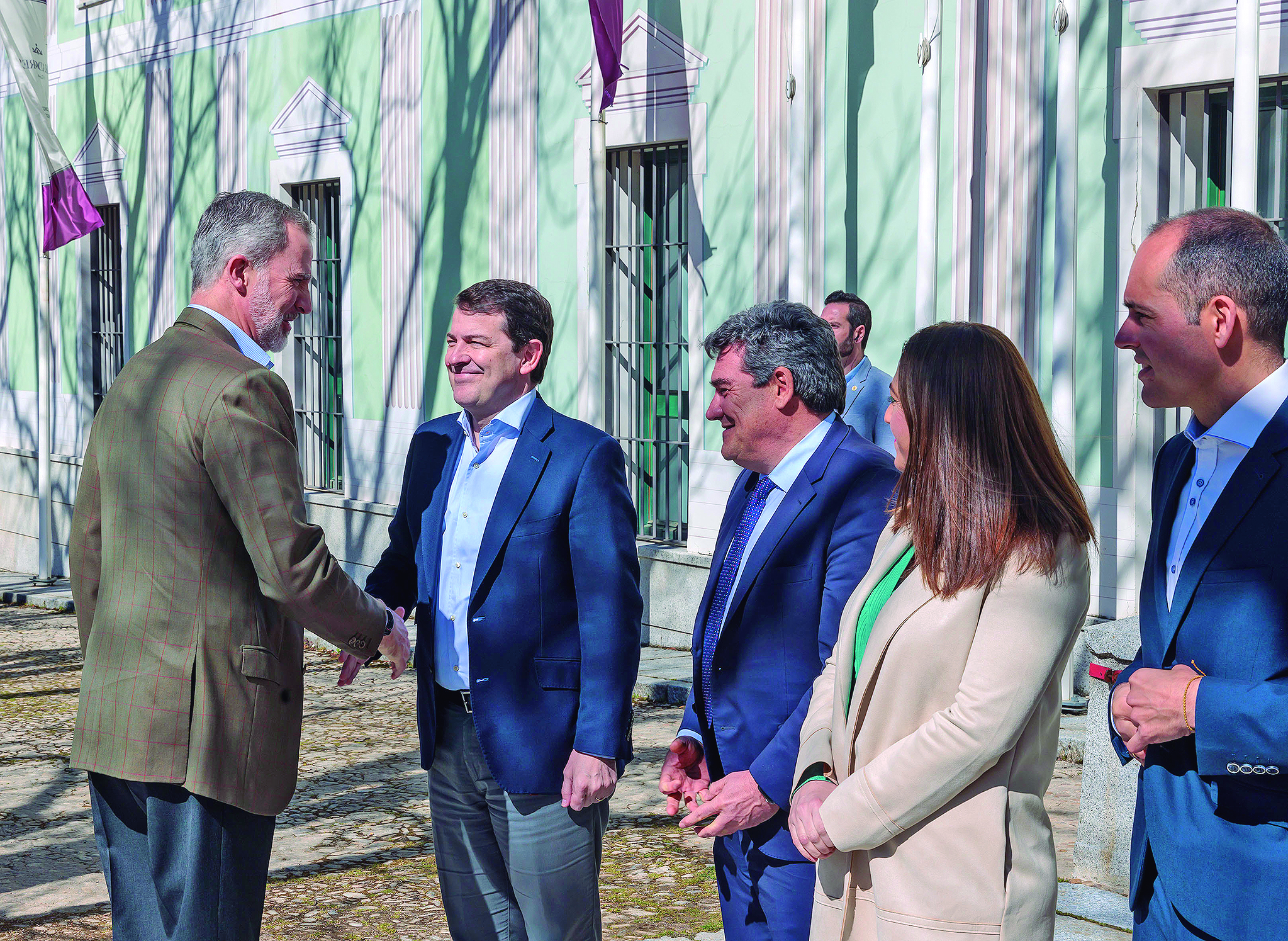 Felipe VI asiste en La Granja a una mesa redonda sobre redes sociales 1 Felipe VI saluda a Fernández Mañueco, José Luis Escrivá, Virginia Barcones y el alcalde, Samuel Alonso.