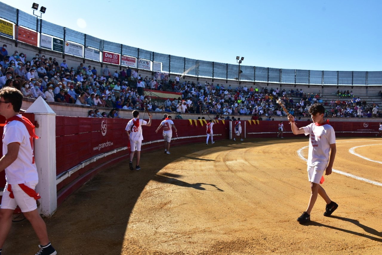 Habitual despeje de plaza en Cantalejo, realizado por los quintos y quintas cada día de festejo durante las fiestas de agosto en honor a La Asunción y San Roque. / A.M.