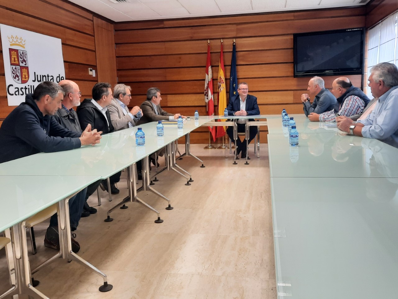 Dueñas, con representantes de la Comunidad de Regantes de El Carracillo.