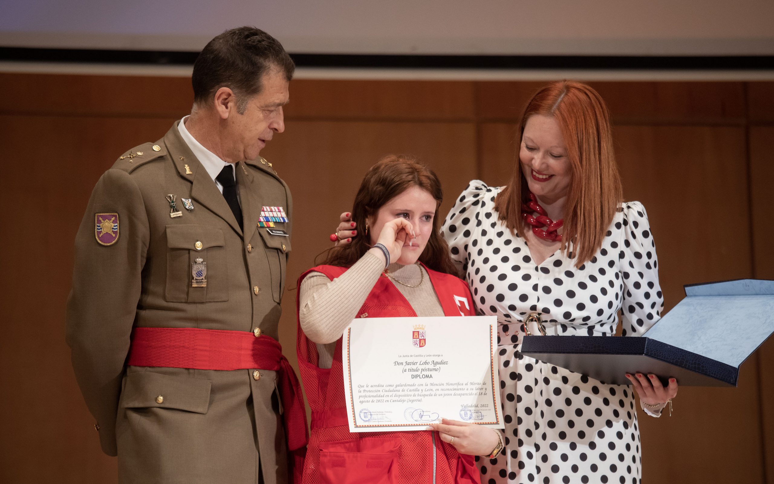 Entrega de la 'Mención honorífica' a Javier Lobo, coordinador de Cruz Roja de Cantalejo, a título póstumo. / SUSANA MARTÍN - ICAL