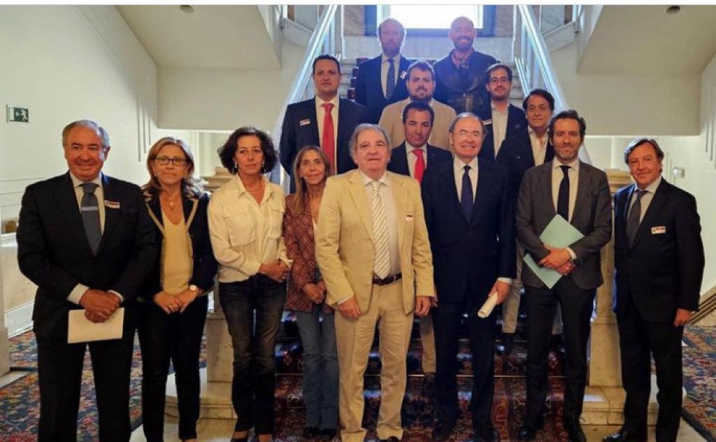 Encuentro en el Senado entre representantes del Partido Popular y del sector taurino. / FTL