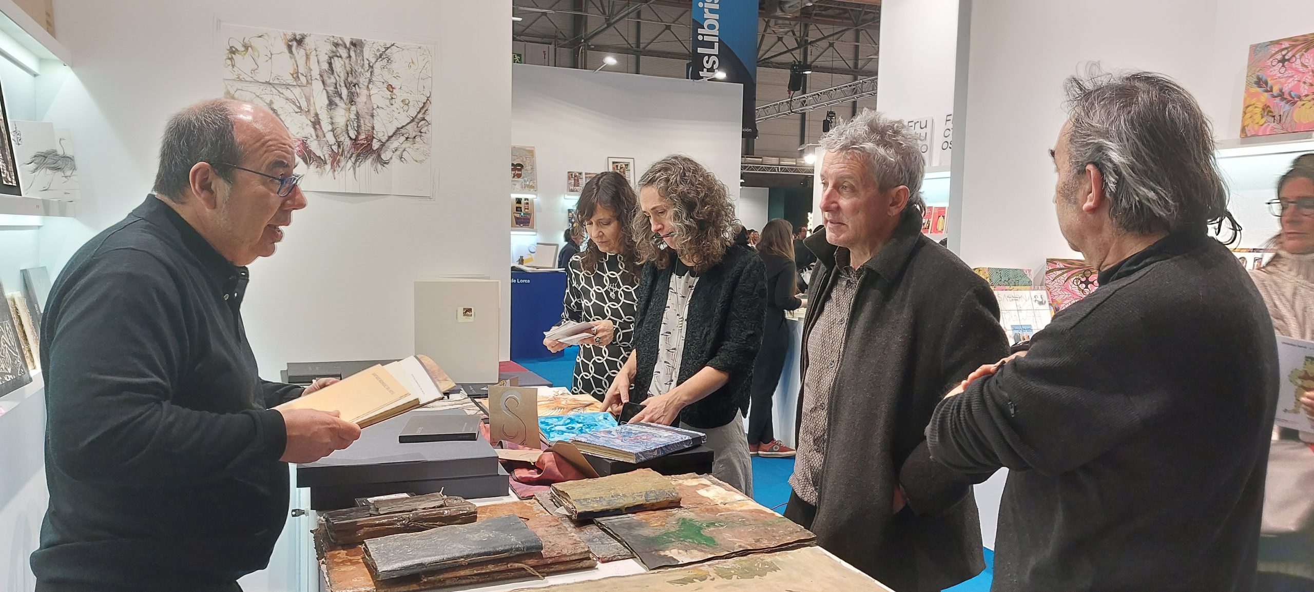 El responsable de la galería de arte Fontanar y el pintor Luis Moro, en la feria ARCO.