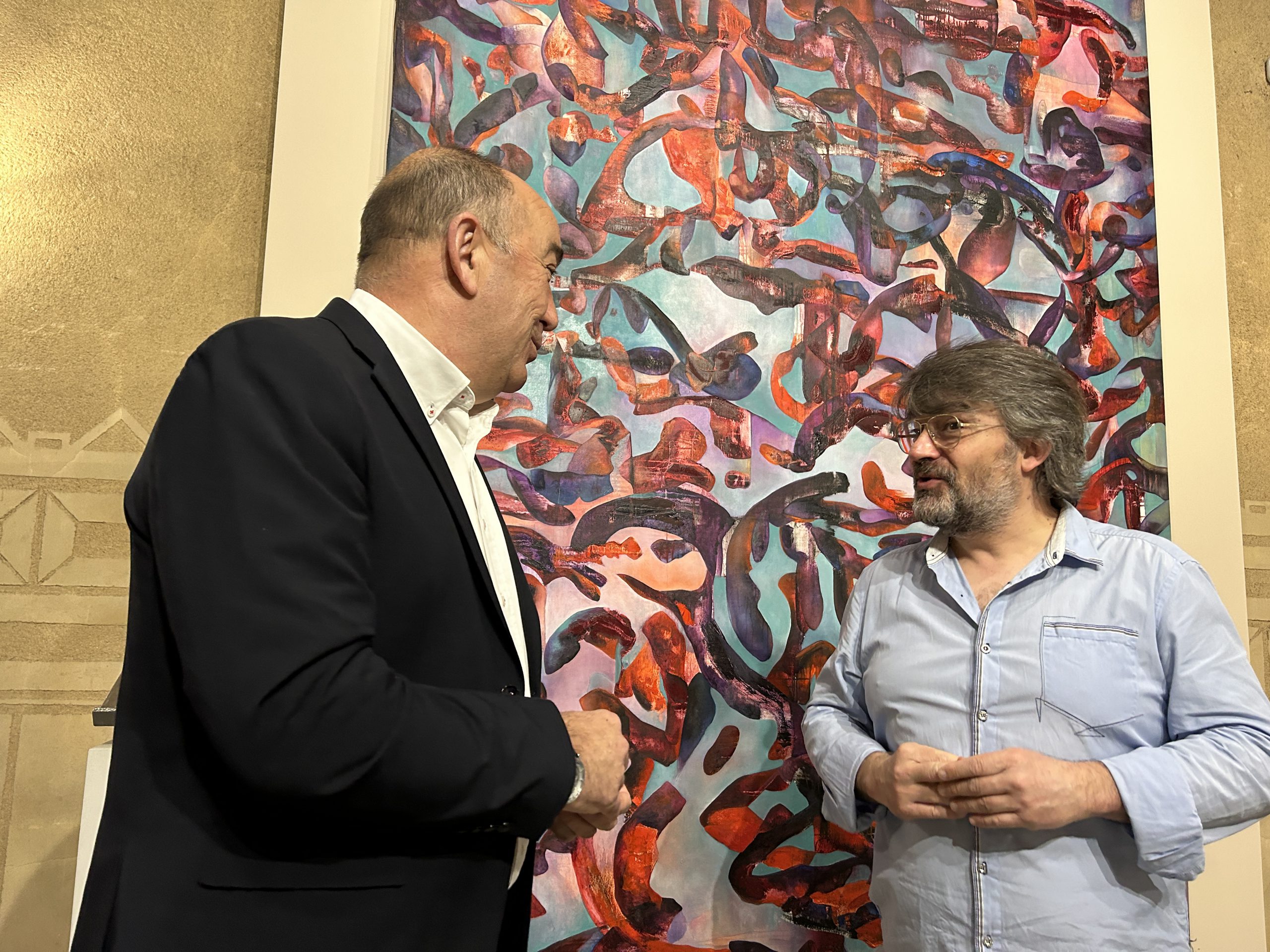 El presidente de la Diputación y el artista, junto al cuadro que ha sido donado a la Diputación.