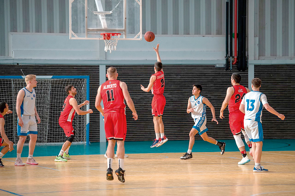 Dani Barroso entra a canasta sin oposición en un momento del encuentro. Fotografía: Luis Horcajada