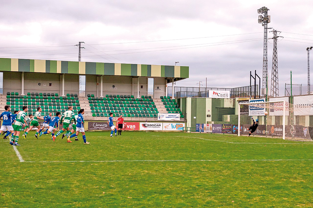 De esta manera anotó Beni el gol que supuso el 1-0 para el Unami. / LUIS HORCAJADA