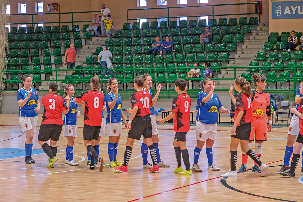 Las jugadoras de ambos equipos se saludan antes del partido./ KAMARERO