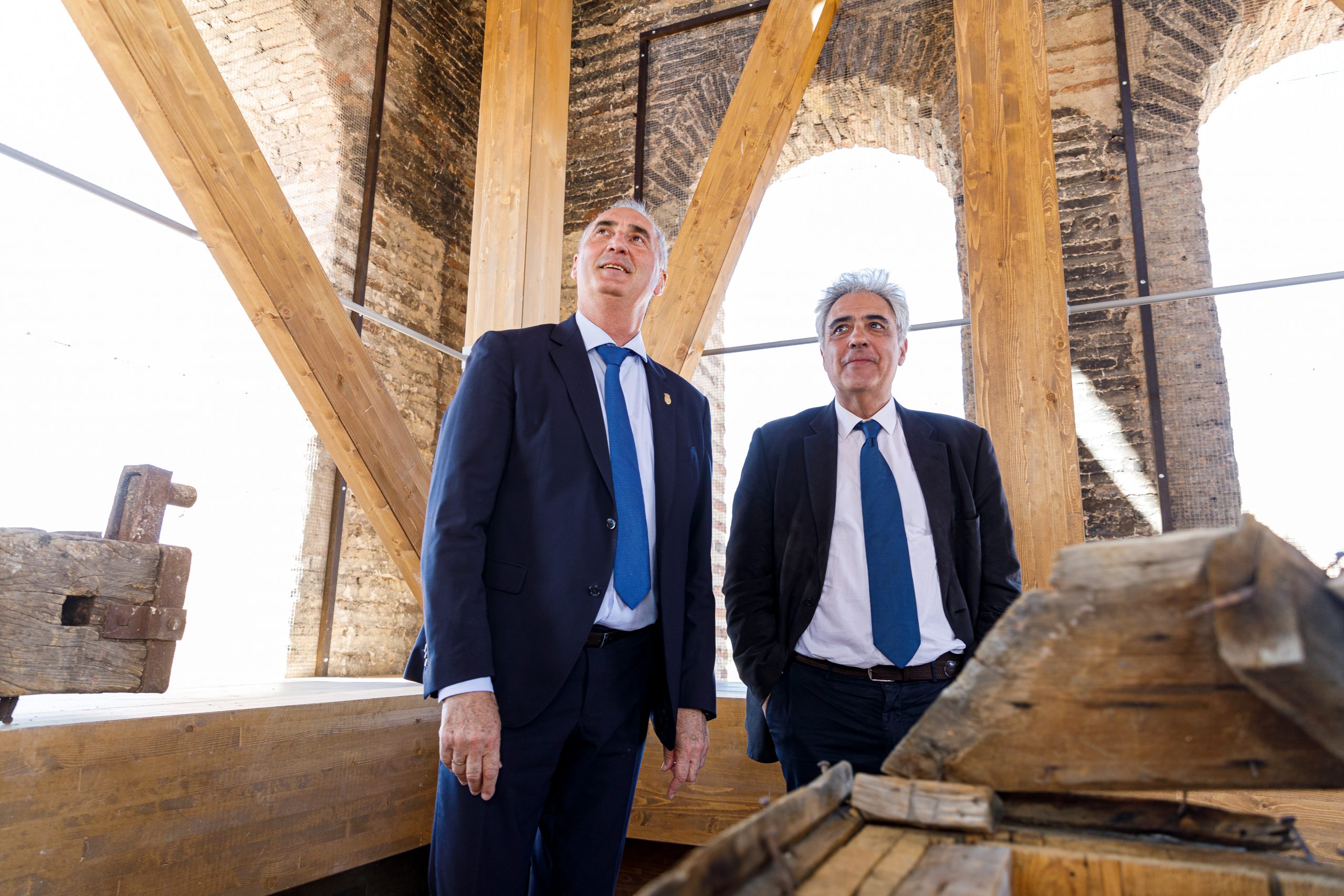 Mazarías y Prieto, en la visita a la iglesia de San Martín. / NACHO VALVERDE - ICAL