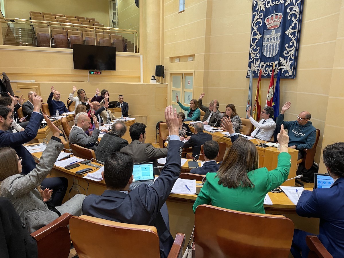 La aprobación definitiva del Plan Parcial de Prado del Hoyo permite implantar un millón de metros cuadrados de suelo industrial 1 Votación del Pleno en el Ayuntamiento de Segovia. / EL ADELANTADO