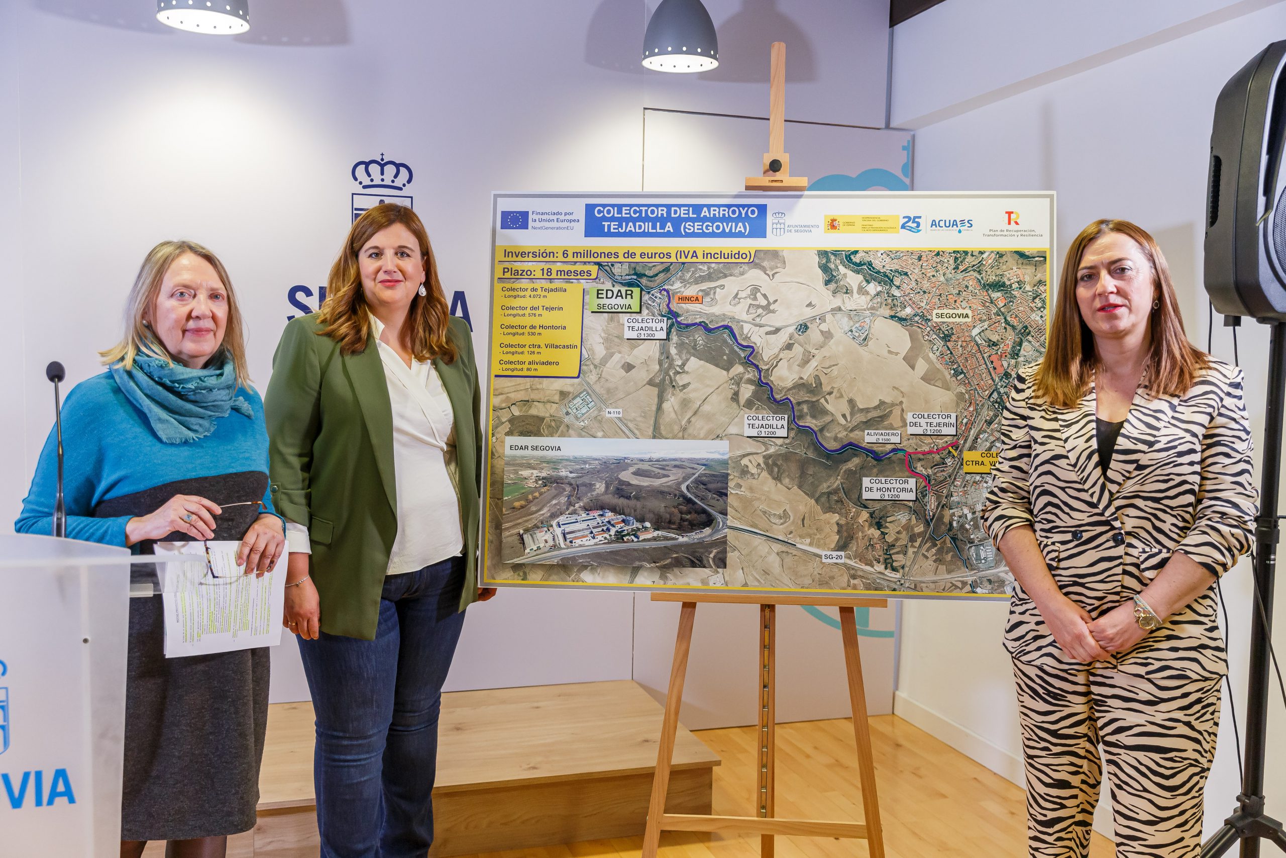 La alcaldesa de Segovia, Clara Martín (I), y la directora General de Aguas de las Cuencas de España (ACUAES), Rosa Cobo Mayoral (D), en presencia de la delegada del Gobierno en Castilla y León, Virginia Barcones (C), firman la adenda al convenio para el nuevo colector de Tejadilla