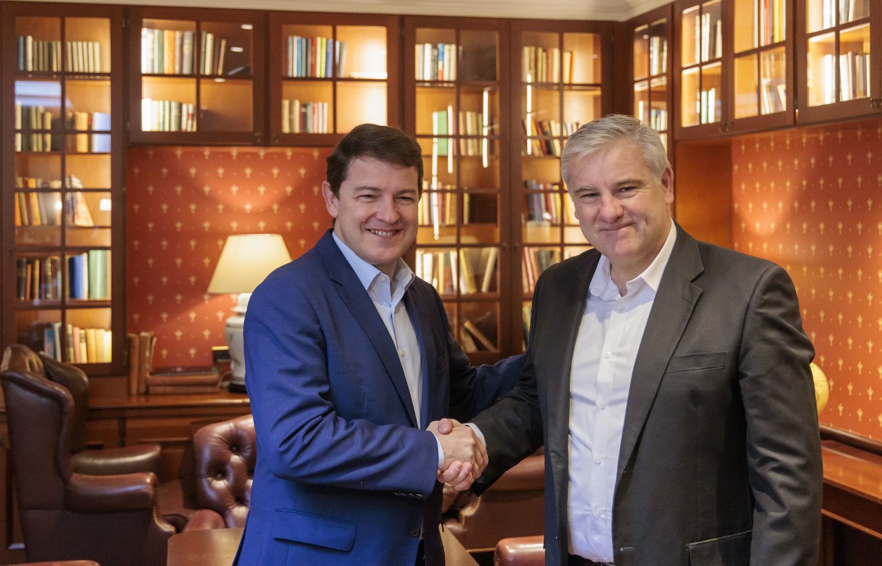 Alfonso Fernández Mañueco mantiene un encutrno con responsables de Ontex, en Bruselas. / EL ADELANTADO