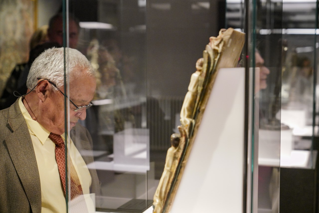 El consejero de Cultura, Gonzalo Santonja, en el Palacio Episcopal. / MIGUEL ÁNGEL FERNÁNDEZ