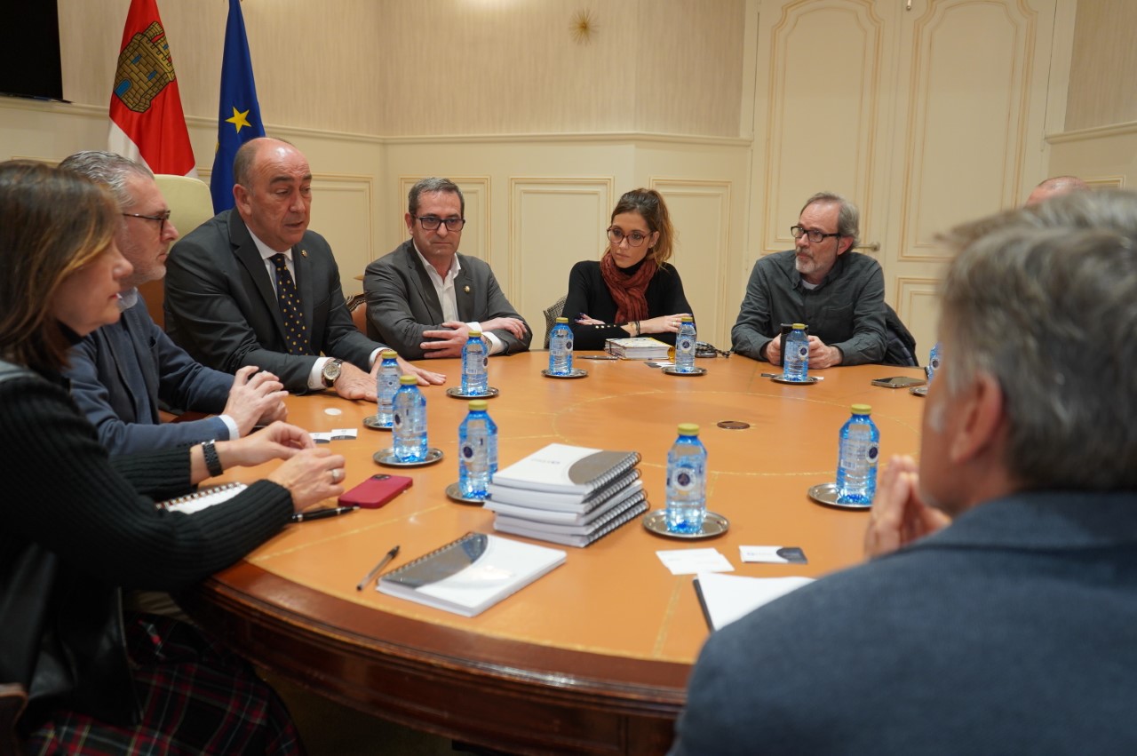 Encuentro para analizar el despliegue de la fibra óptica. / EL ADELANTADO