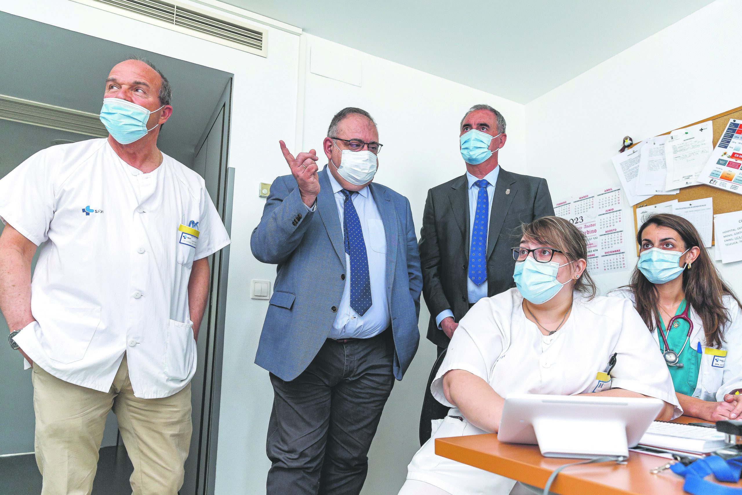 Sanidad extenderá a todos los centros de salud el programa de interconsultas por telepresencia 1 El consejero de Sanidad asiste a una demostración del Programa de Teleasistencia de Segovia, junto al delegadao territorial, José Mazarías. / NACHO VALVERDE - ICAL