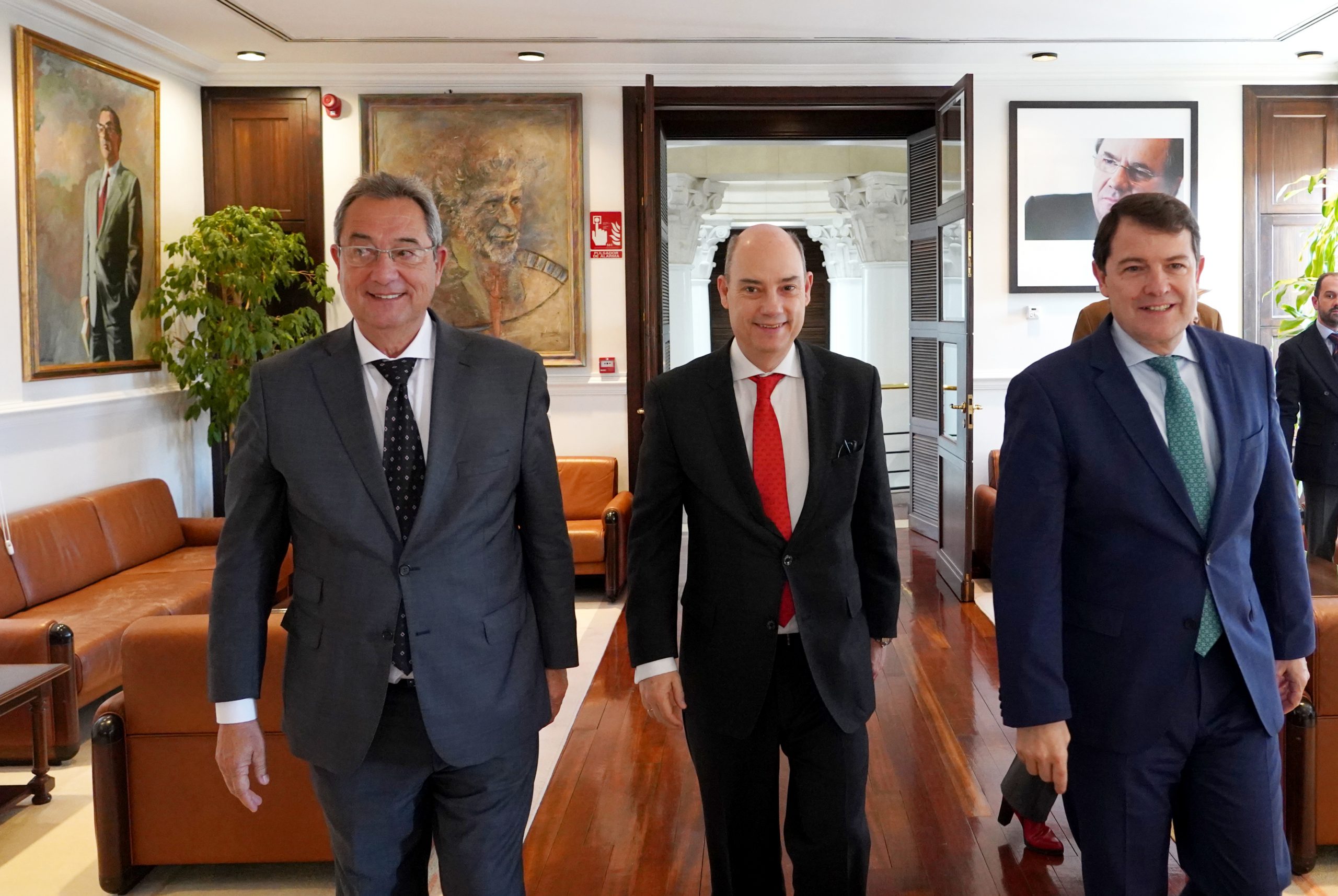 Alfonso Fernández Mañueco se reúne con el Consejo Asesor Agropecuario de Mapfre.