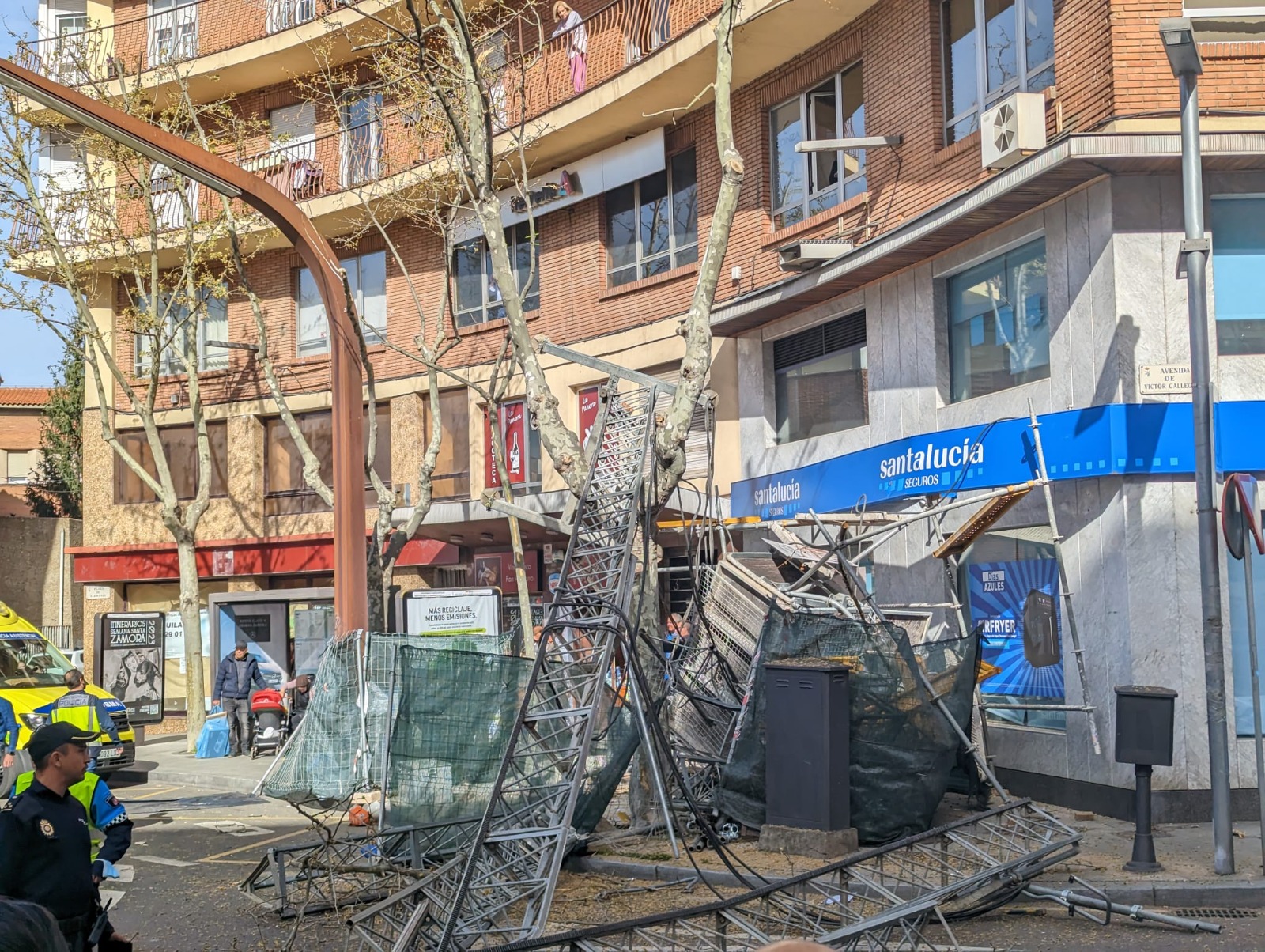 Dos trabajadores heridos al caer el andamio que estaban desmontando. / JL Leal