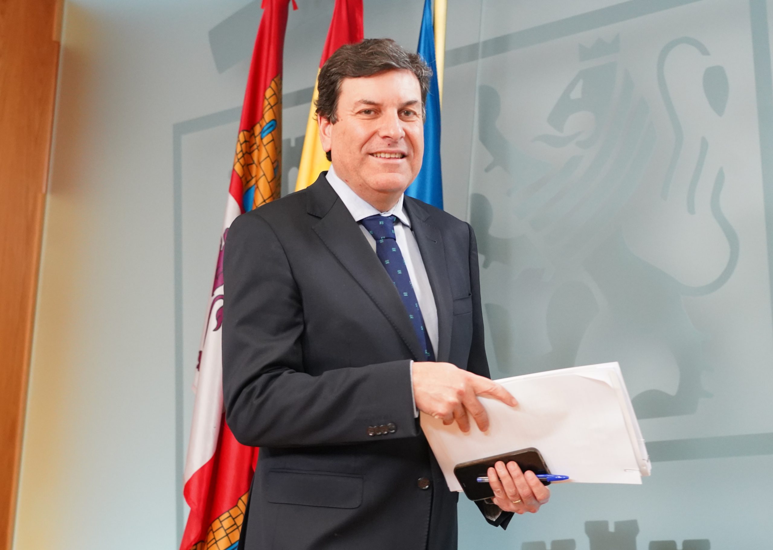 El Consejero de Economía y Hacienda y portavoz informa sobre las resoluciones del Consejo de Gobierno de ayer. / Rubén Cacho