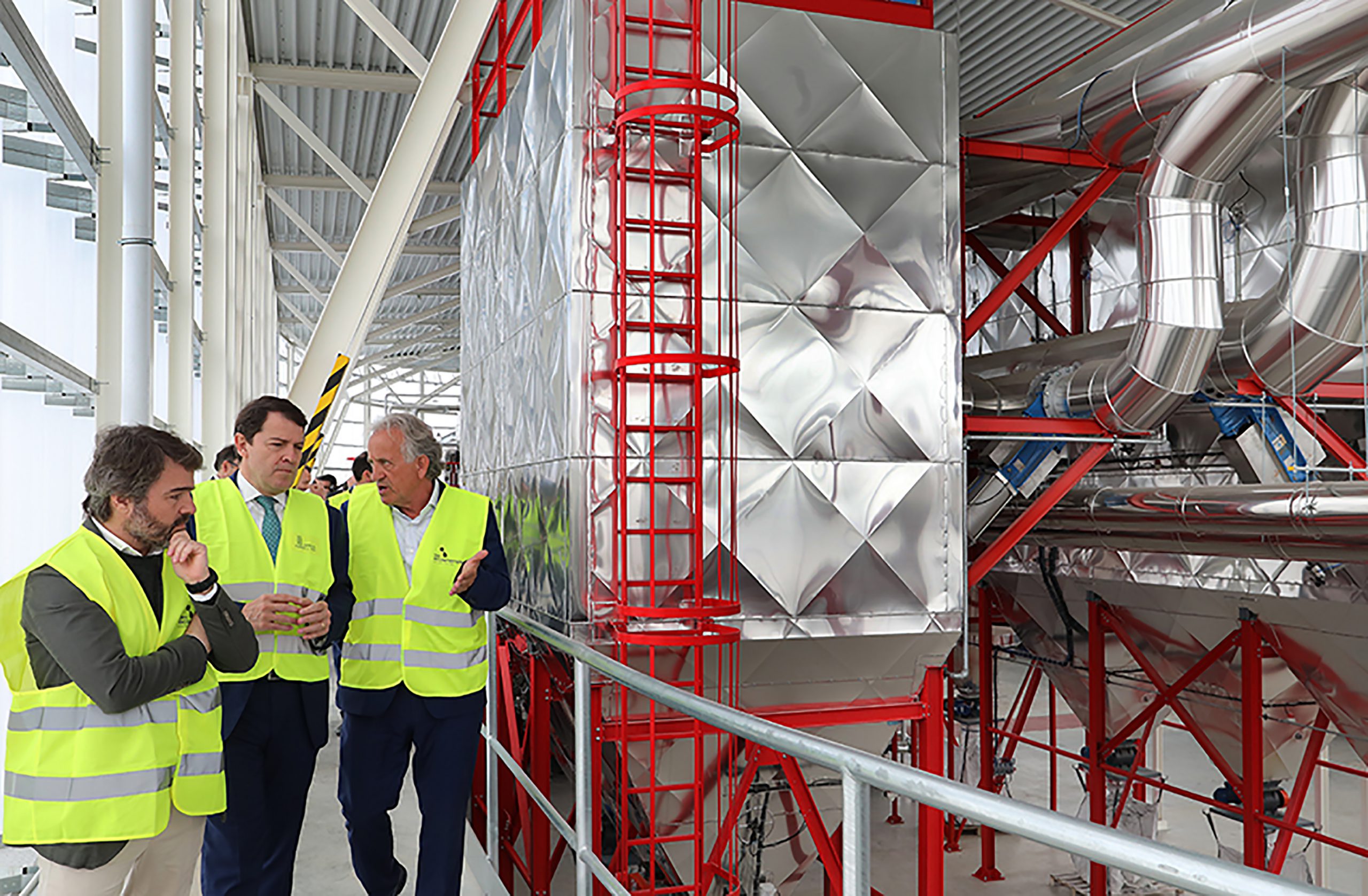 El Presidente de la Junta, ayer, en la inauguración de la central térmica de energía renovable DH Ecoenergías Palencia. / Brágimo