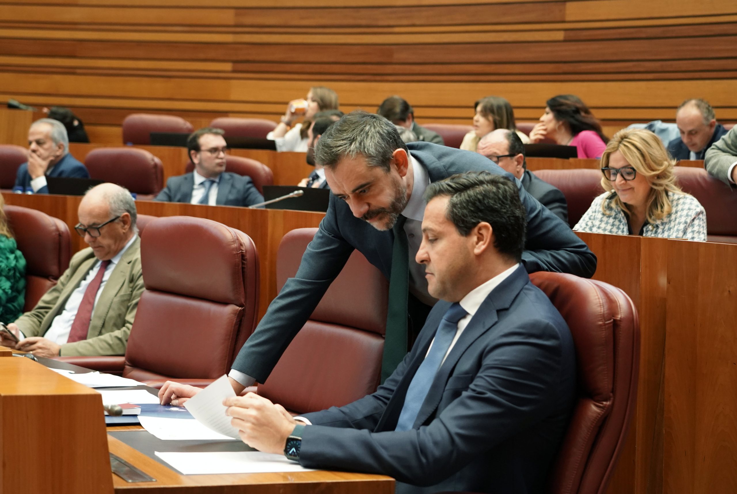 El portavoz popular Raúl de la Hoz en la segunda jornada, ayer, del Pleno en las Cortes. / Rubén Cacho