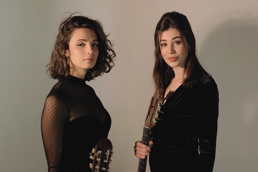 Carolina Agudín y Eva Calvo comparten la misma pasión artística y dominio de la guitarra.