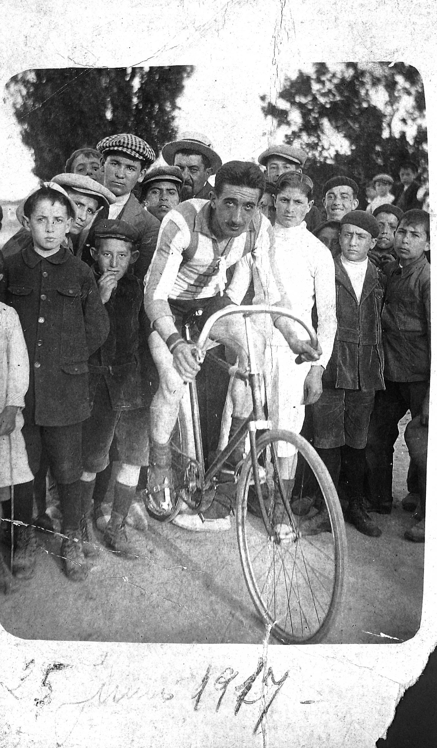 El día en que llegaron los deportes modernos a Segovia 2 Joaquín Arenzana preparándose para tomar la salida en una competición ciclista organizada el año 1917.