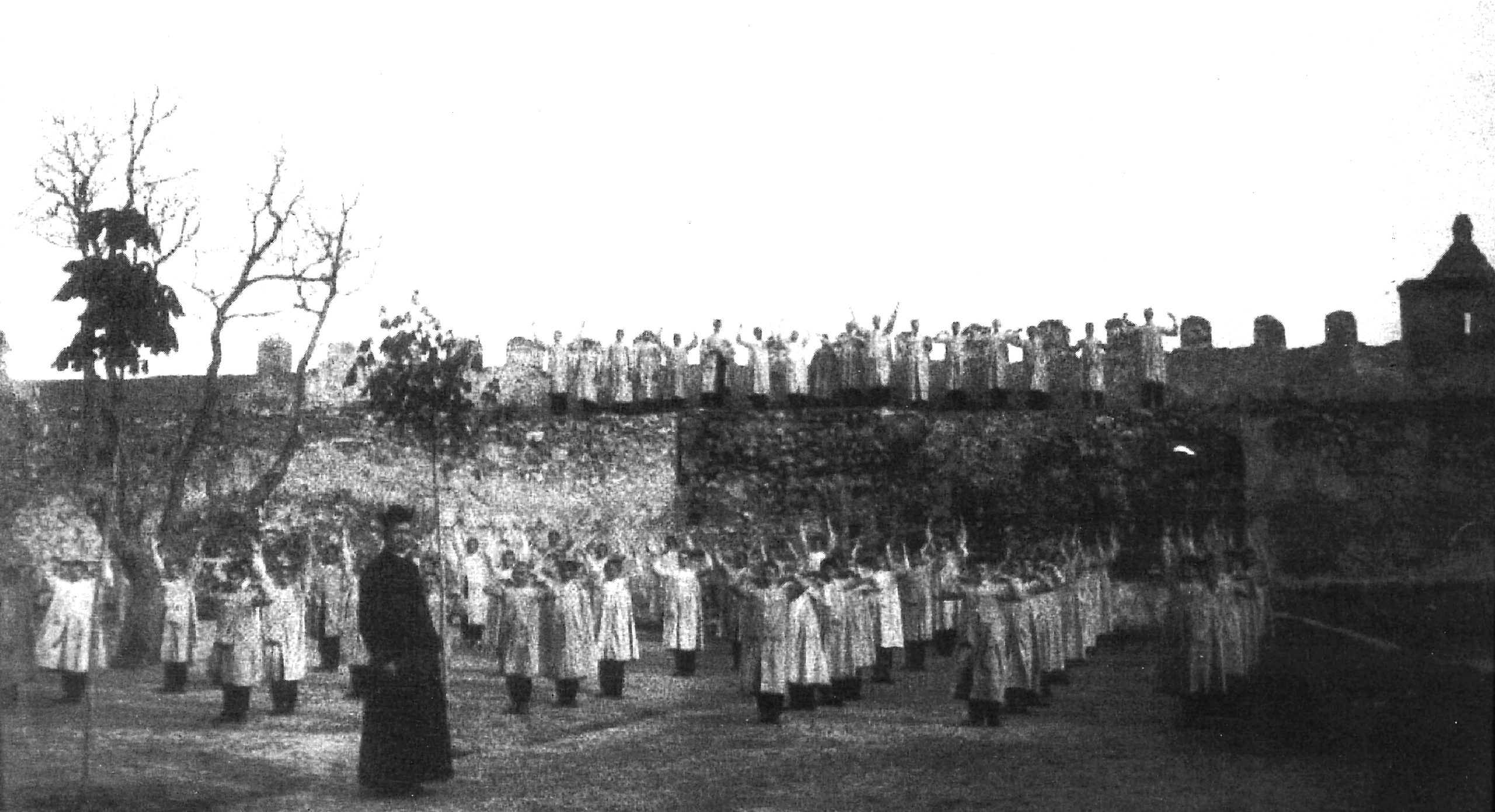 El día en que llegaron los deportes modernos a Segovia 4 Alumnos del Seminario Conciliar de Segovia haciendo gimnasia. Archivo P. Benito de Frutos (Carmelitas de El Henar).