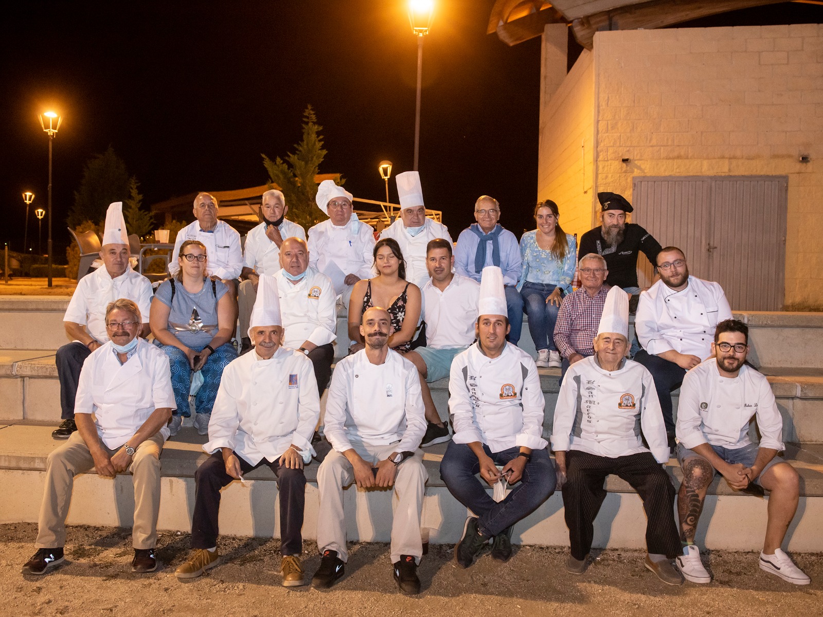 Imagen de grupo de varios cocineros segovianos tomada recientemente tras participar en una de las actividades populares.