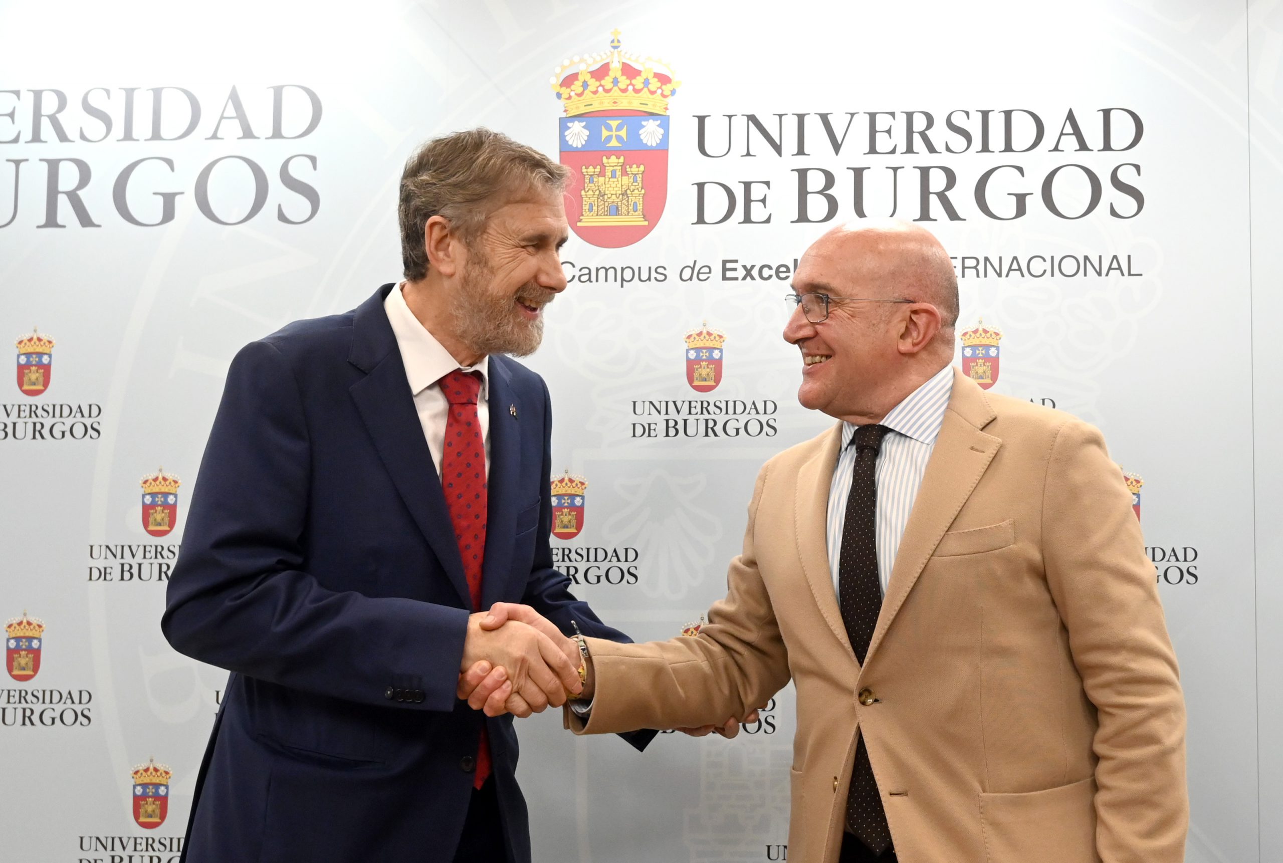 Jesús Julio Carnero firma un convenio con el Rector de la UBU para el desarrollo de formación online. / Ricardo Ordóñez