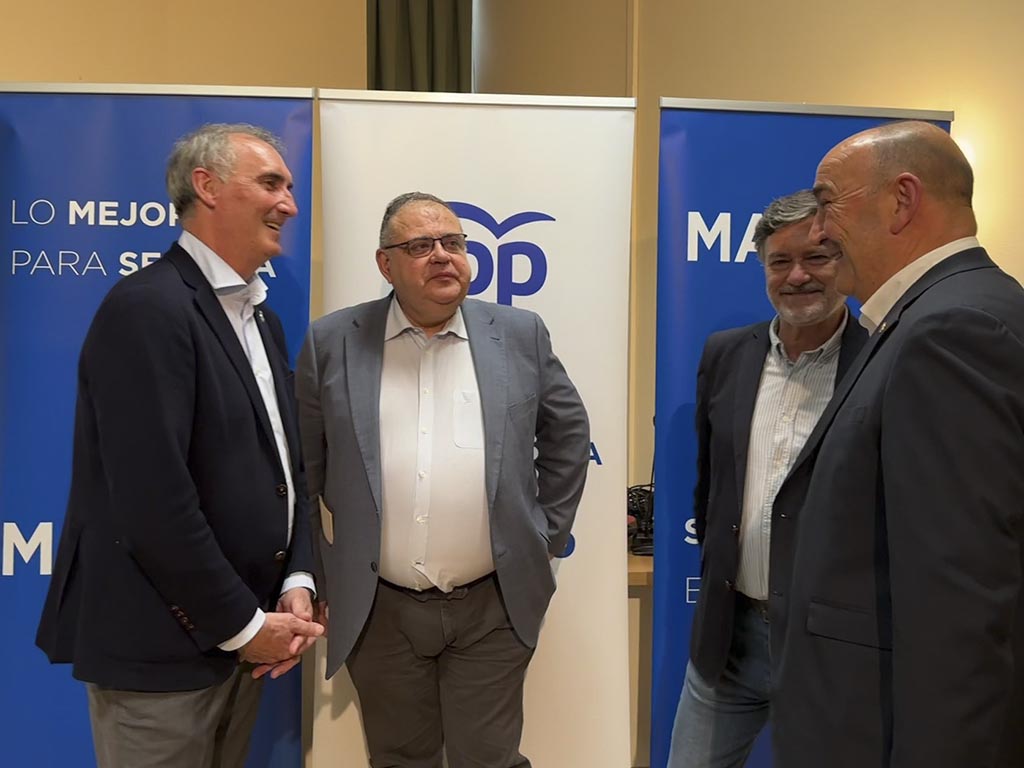 José Mazarías, Alejandro Vázquez, Francisco Vázquez y Miguel Ángel de Vicente, en el salón de actos del 'Emperador Teodosio'.