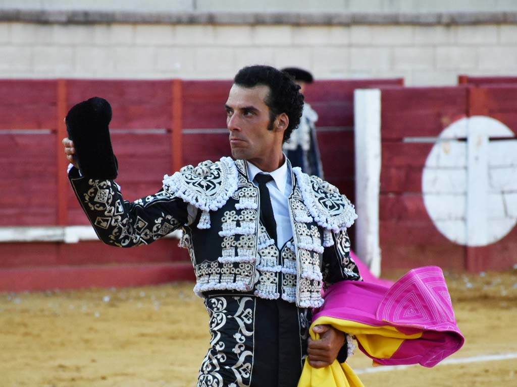 El torero Jesús Martínez 'Morenito de Aranda' saluda una ovación en Cantalejo. / A.M.