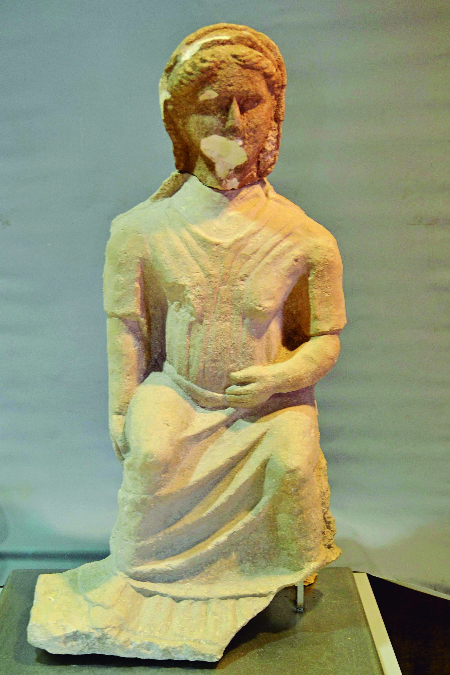 Muestra de la cabeza sobre la escultura.