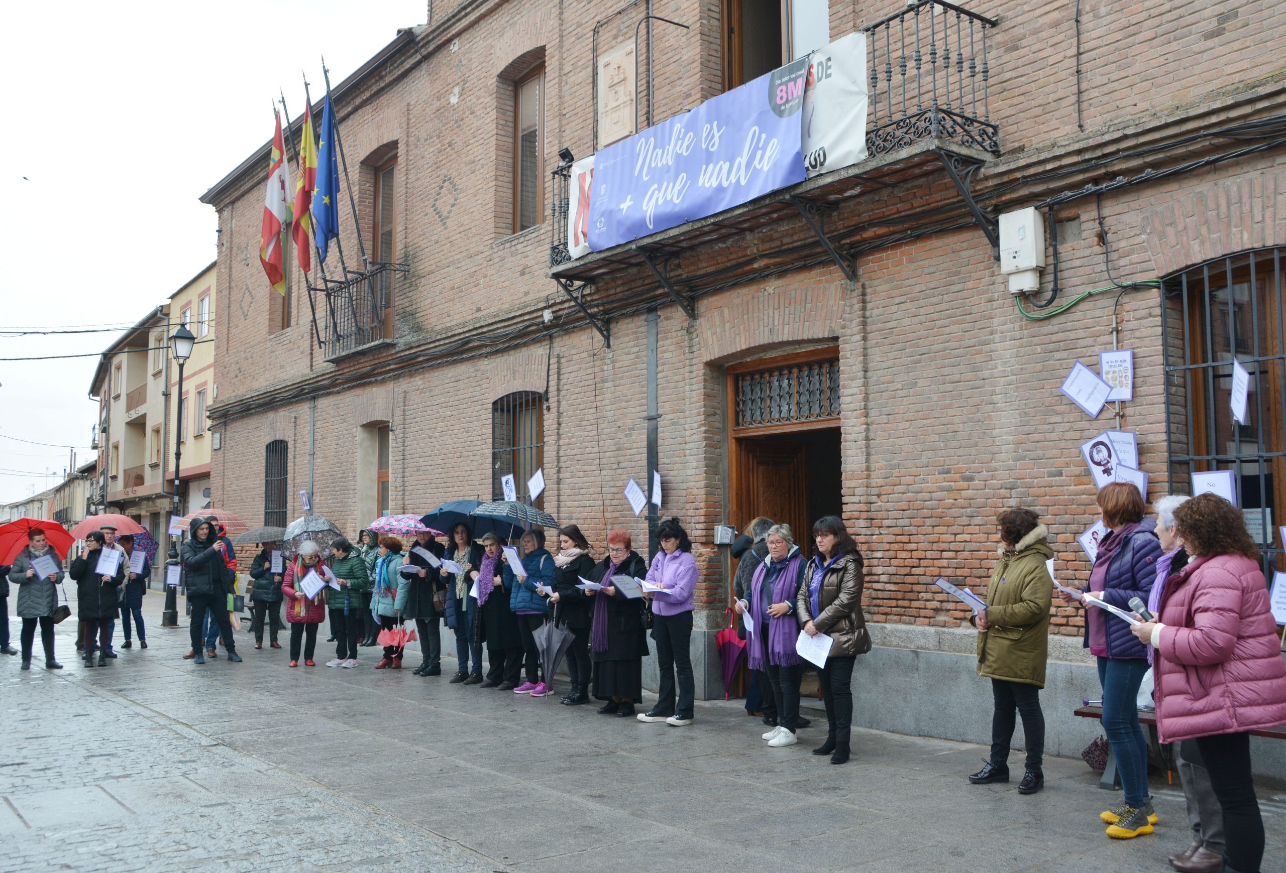 Un momento de la lectura de las reivindicaciones a las puertas del Ayuntamiento.