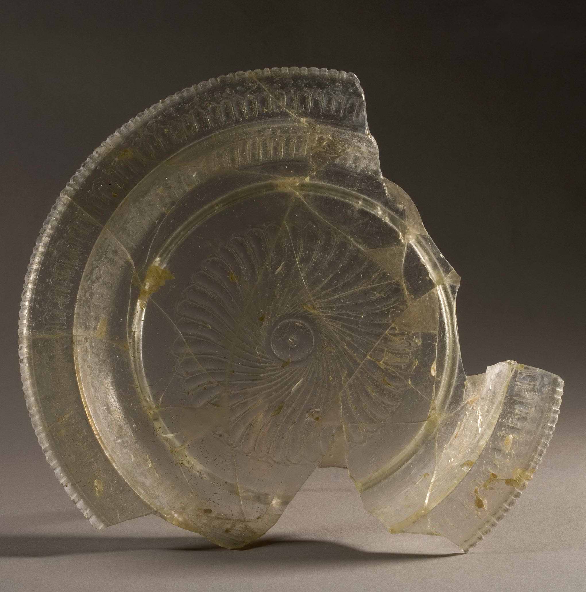 Fuente de vidrio romana que se expone en el Museo de Segovia. / E. A.