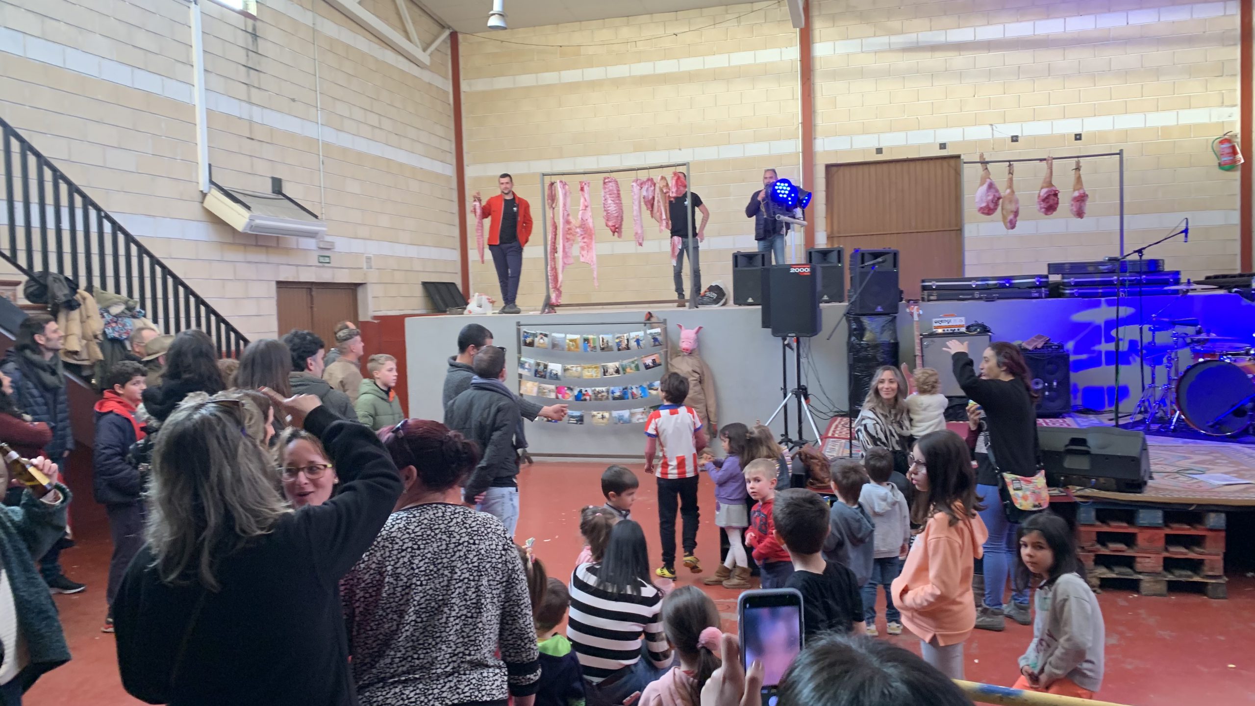 Instantes de la subasta de piezas, previa a los conciertos locales.